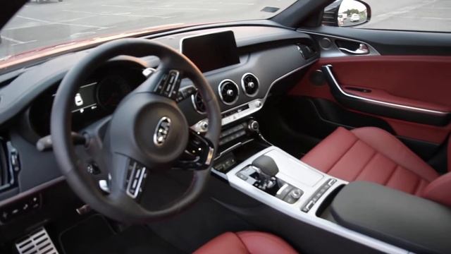 Kia Stinger 2.0 GT Line - High Chroma Red outside and Barolo Red inside смотреть онлайн