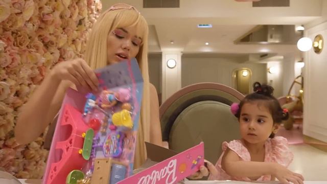 24 SAAT BOYUNCA BARBİE OLDUM!! (Barbie Kutusu, Barbie Elbisesi) смотреть онлайн