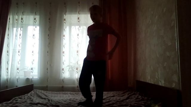 Как научится делать сальто назад на кровати.