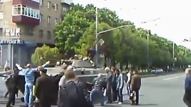 Мариуполь.9 мая,2014.Захват БМП в Мариуполе другой ракурс смотреть онлайн