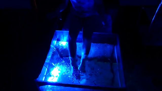 РЫБКИ КУСАЮТ руки и ноги!!!! Но это прияяяяятно... Fish bite hands and feet!!!! But it's nice! смотреть онлайн