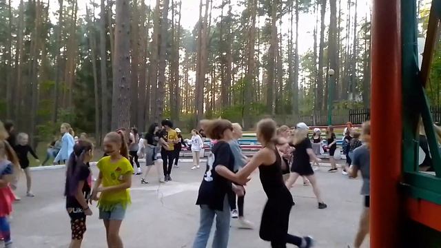 Бельгийский танец на детской дискотеке в лагере. смотреть онлайн