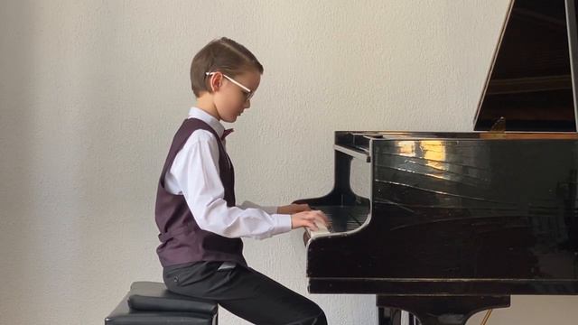 Александр Анахов, 4 класс, 10 лет, общее фортепиано. «Гавот» Д. Шостакович. смотреть онлайн
