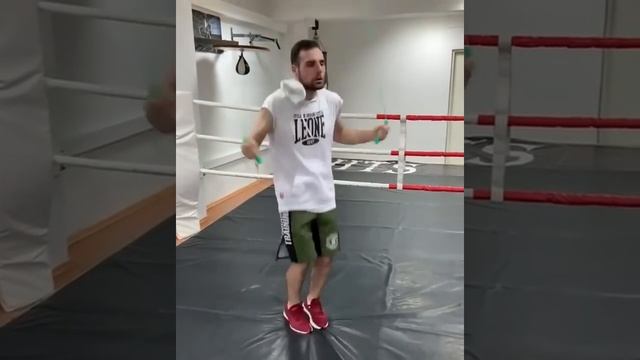 Тренировка по боксу . Работа на скакалке . смотреть онлайн