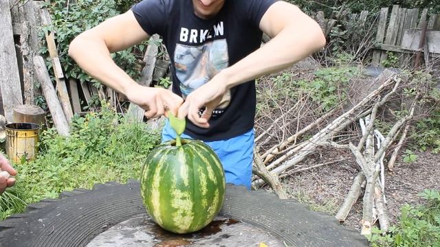 ВОЗМОЖНО ЛИ ВЗОРВАТЬ АРБУЗ КОЛОЙ + МЕНТОС? смотреть онлайн