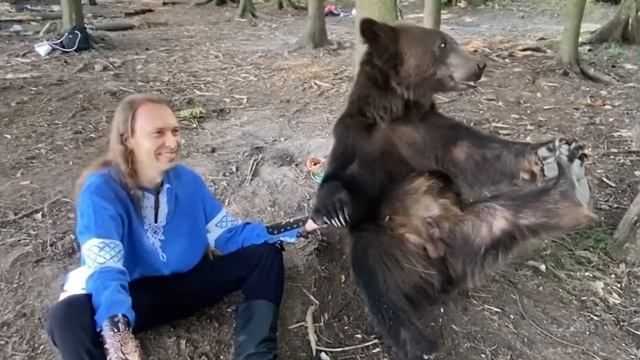 Медведь поймал туристов - фотосессия с животными смотреть онлайн