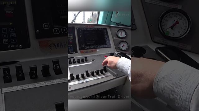 Проезд нейтральной вставки на электровозе 2ЭС5К Ермак смотреть онлайн