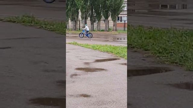 КАТАЕМСЯ ПО ЛУЖАМ НА ВЕЛОСИПЕДЕ. ИГРЫ. ?♀️?♂️?? смотреть онлайн