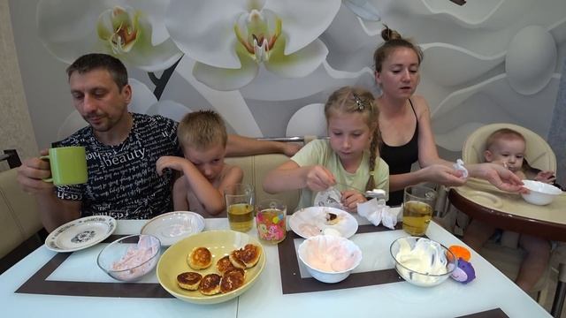 МУКБАНГ ДОМАШНИЕ СЫРНИКИ С ЙОГУРТОМ И СМЕТАНОЙ #cheesecakes #сырники #StepFamily #mukbang