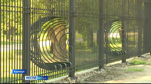 Вокруг парка «Изумрудный» появилась ограда необычной формы