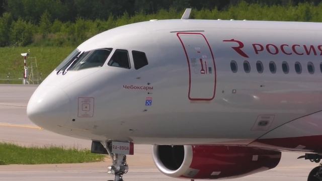 Самолёты крупным планом в движении, после посадки. Аэропорт Шереметьево. Июнь, 2021. Часть 1. смотреть онлайн
