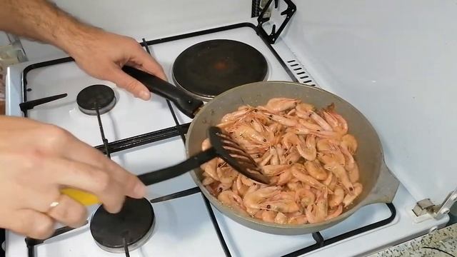 Креветки жареные на сковороде. Рецепт в соевом соусе с чесноком. смотреть онлайн