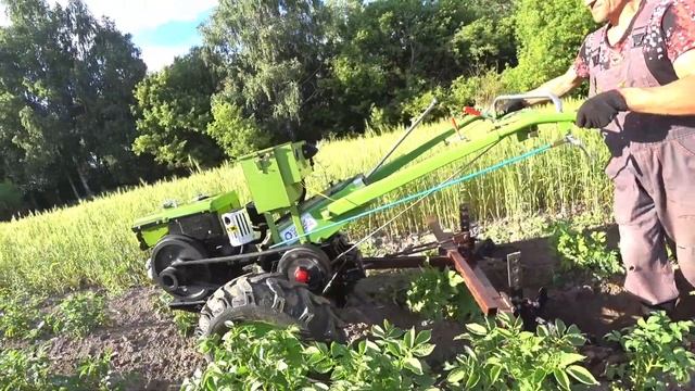 Поехал окучивать кортофель. Двойной окучник. Тяжёлый дизельный мотоблок TATA. 8лс. 22.06.2022г. смотреть онлайн