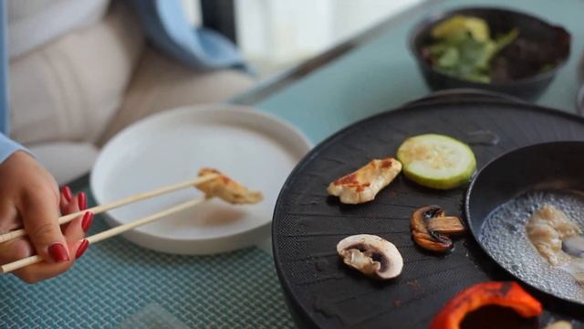 КОРЕЙСКОЕ БАРБЕКЮ НА ЛЕТНЕЙ ВЕРАНДЕ РЕСТОРАНА FOUR | Пермь смотреть онлайн