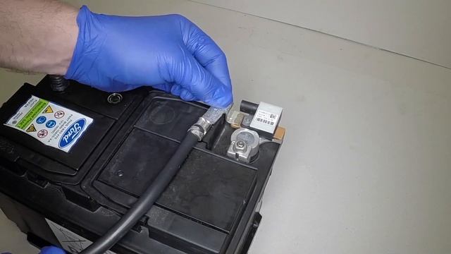 How to remove and replace the battery on a Ford Focus 2011 to 2014 смотреть онлайн