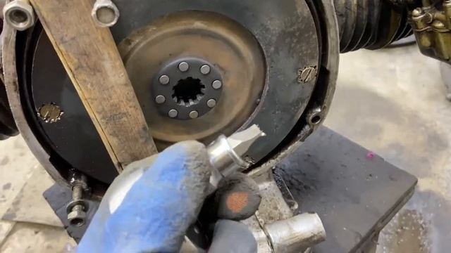 Как снять маховик на Урале? Разбор сцепления. Восстановление Урала с нуля. смотреть онлайн