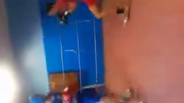 у работал троих