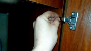Ремонт выпавшей петли шкафа