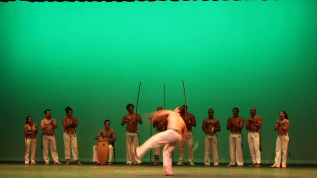 Show de capoeira em Dallas, Texas смотреть онлайн