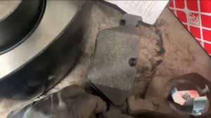 Замена тормозных дисков и колодок на БМВ,  Е90 кузов