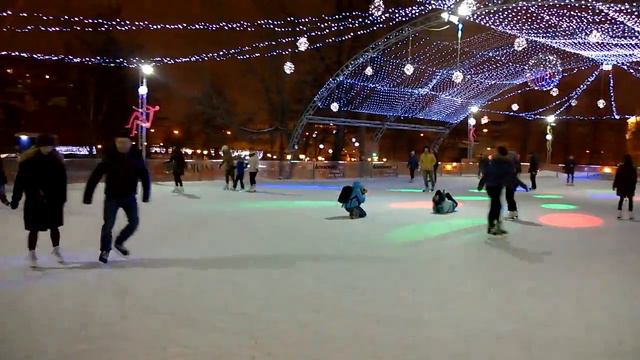 На быстром льду катка Сада Эрмитаж. Год 2015-й! смотреть онлайн