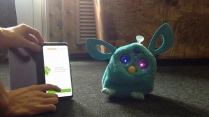 Фёрби коннект подделка учит английский вместе с приложением Duolingo