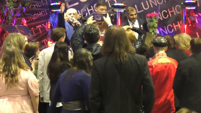 Анастасия Першина-Жара. По итогам дня рождения вручение цветов смотреть онлайн