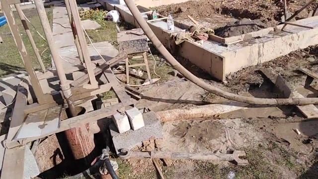 Нижняя Солонцовка. Бурение в погреб установкой через ступу. смотреть онлайн