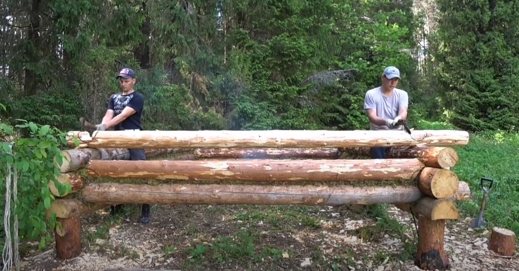 ИЗБА В ЛЕСУ - часть 3 | Ставим первые три венца