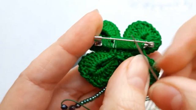 Как пришить застежку к вязаной брошке. Как закрепить кончик проволочки - стебелечка смотреть онлайн