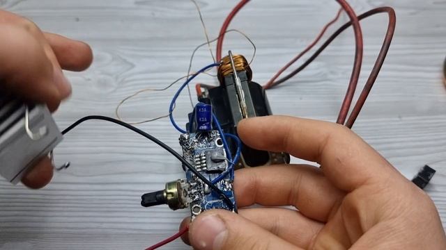 Это самая простая катушка тесла которую сделает даже ребёнок/Таково ешё никто не делал #катушкатесл смотреть онлайн