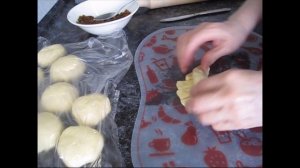 Пирожки с творогом и изюмом. Сладкая выпечка. Сладкие пирожки. Сдобное тесто. Сдобная выпечка.