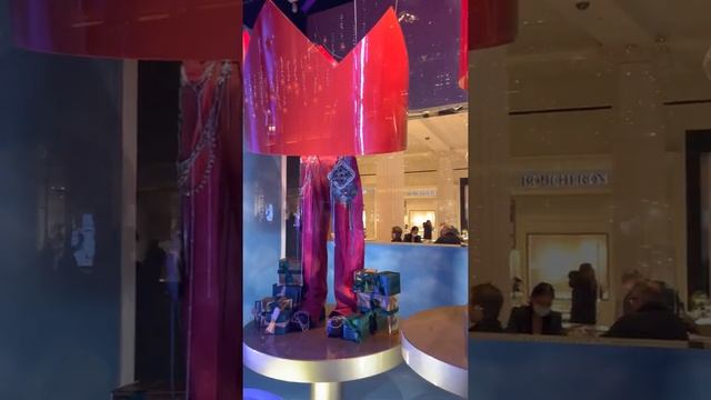 Selfridges Christmas Windows on Oxford Street, London #Shorts смотреть онлайн