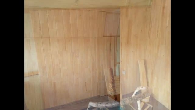 Обшивка второго этажа дачи деревянной вагонкой. Укладка линолеума. Обшивка люка. смотреть онлайн