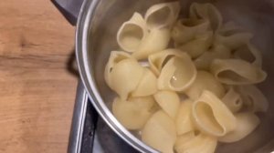 Макароны-ракушки с мясной начинкой под сливочным соусом, пальчики оближешь