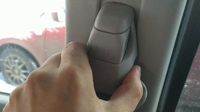 Хочешь снять ремень безопасности? Посмотри ,как это сделать не сломав фишку и защелку крышки... смотреть онлайн