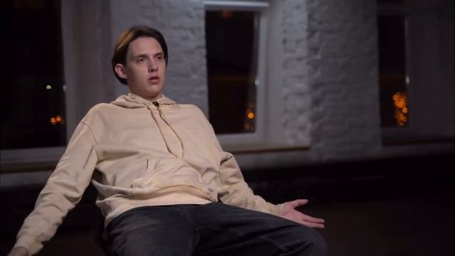 Дудь пытается взять интервью у Тимы Белорусских