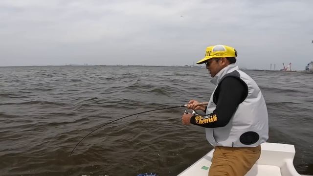 【釣りオヤジの逆襲】タコを釣って船の上でたこ焼きにする【SUBBED】