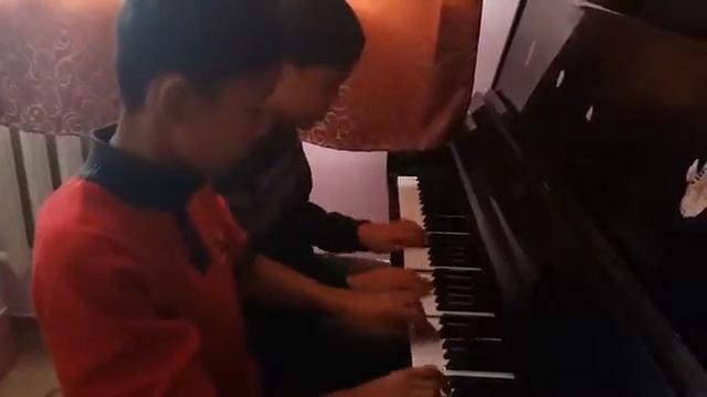 Племянник с другом пальцы разминают смотреть онлайн