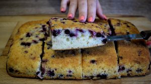 Проще и быстрее не бывает! Все смешать и в духовку! Очень вкусный пирог на сметане с ягодами!