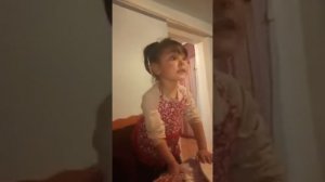 Маленькая девочка матерится