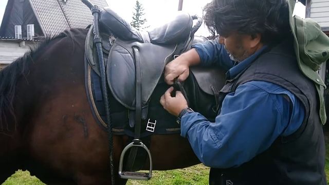 Седловка коня казачьим седлом, формируем походный вьюк. смотреть онлайн