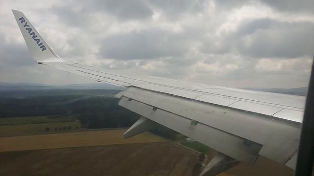 Ryanair's 737-800 at landing Frankfurt-Hahn Airport [HHN/EDFH] смотреть онлайн