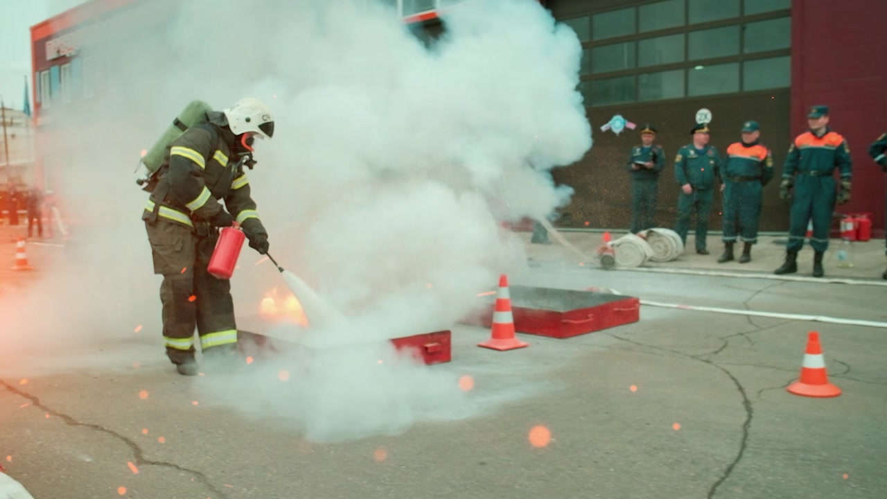 Очевизор. В полном боевом обмундировании и противогазе