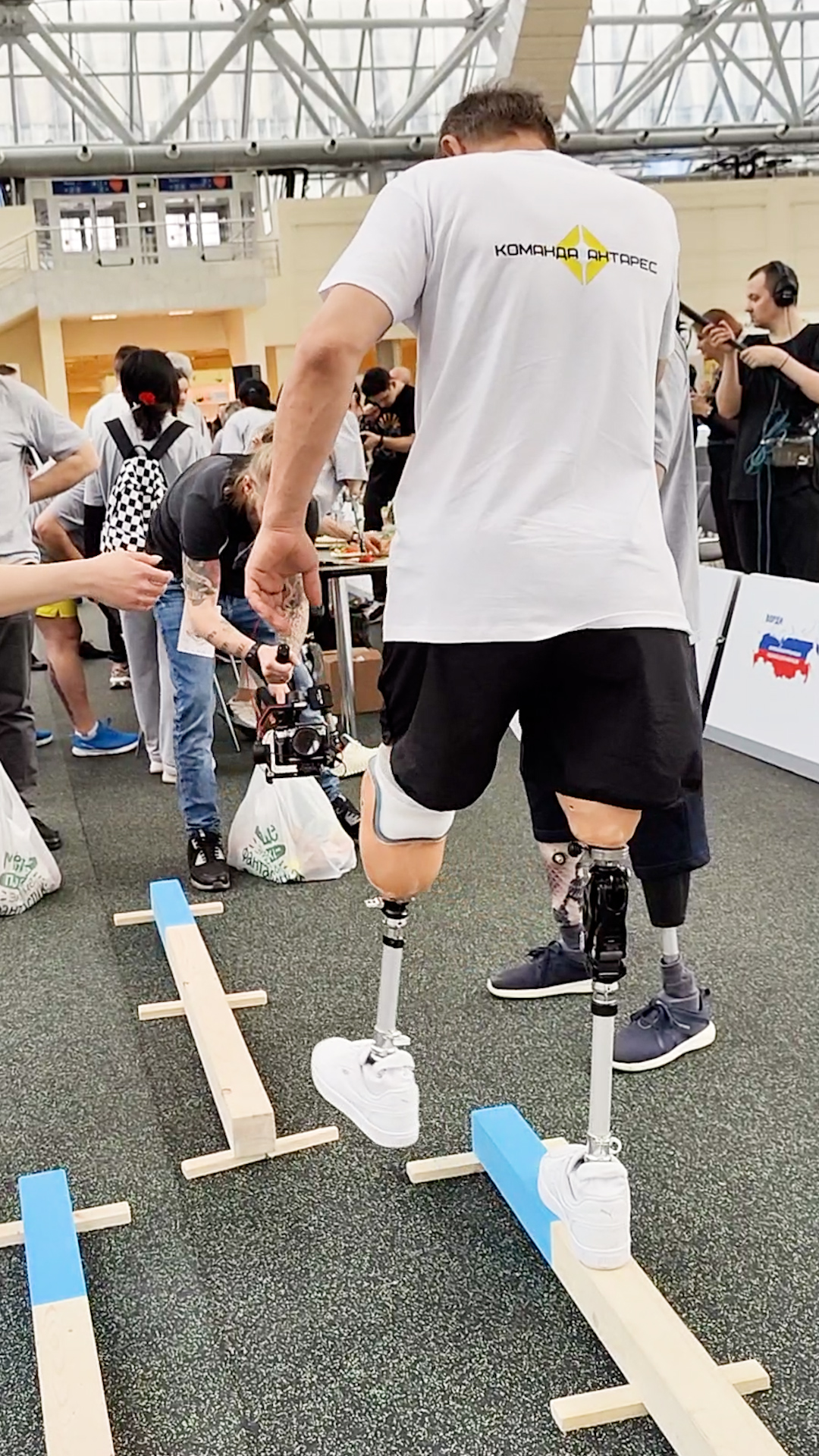 На протезах ног по полосе препятствий смотреть онлайн