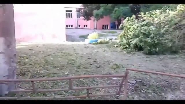 Луганск - снаряд упал рядом с школой 04 07 2014 смотреть онлайн