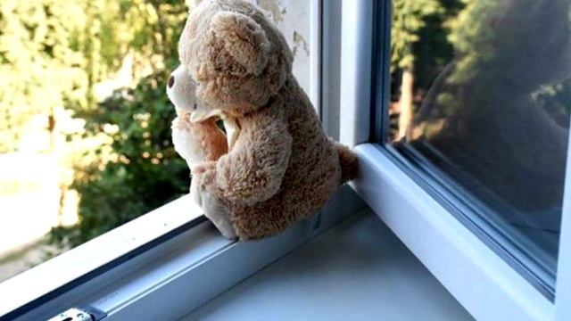 Девочка 4-х лет выпала из окна 17-го этажа и выжила смотреть онлайн