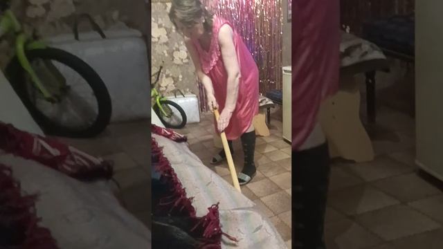 бабушка моет пол