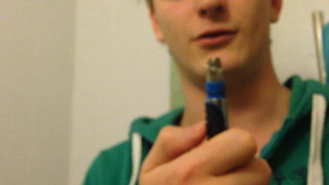 КАК ДОСТАТЬ СОЛЕВУЮ БАТАРЕЙКУ ИЗ БРИТВЫ СВОИМИ РУКАМИ ✔ Смотри и учись!