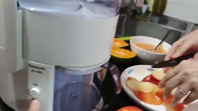 2 trái táo được 3 ly nước ép trái cây thơm ngon l Apple juice смотреть онлайн